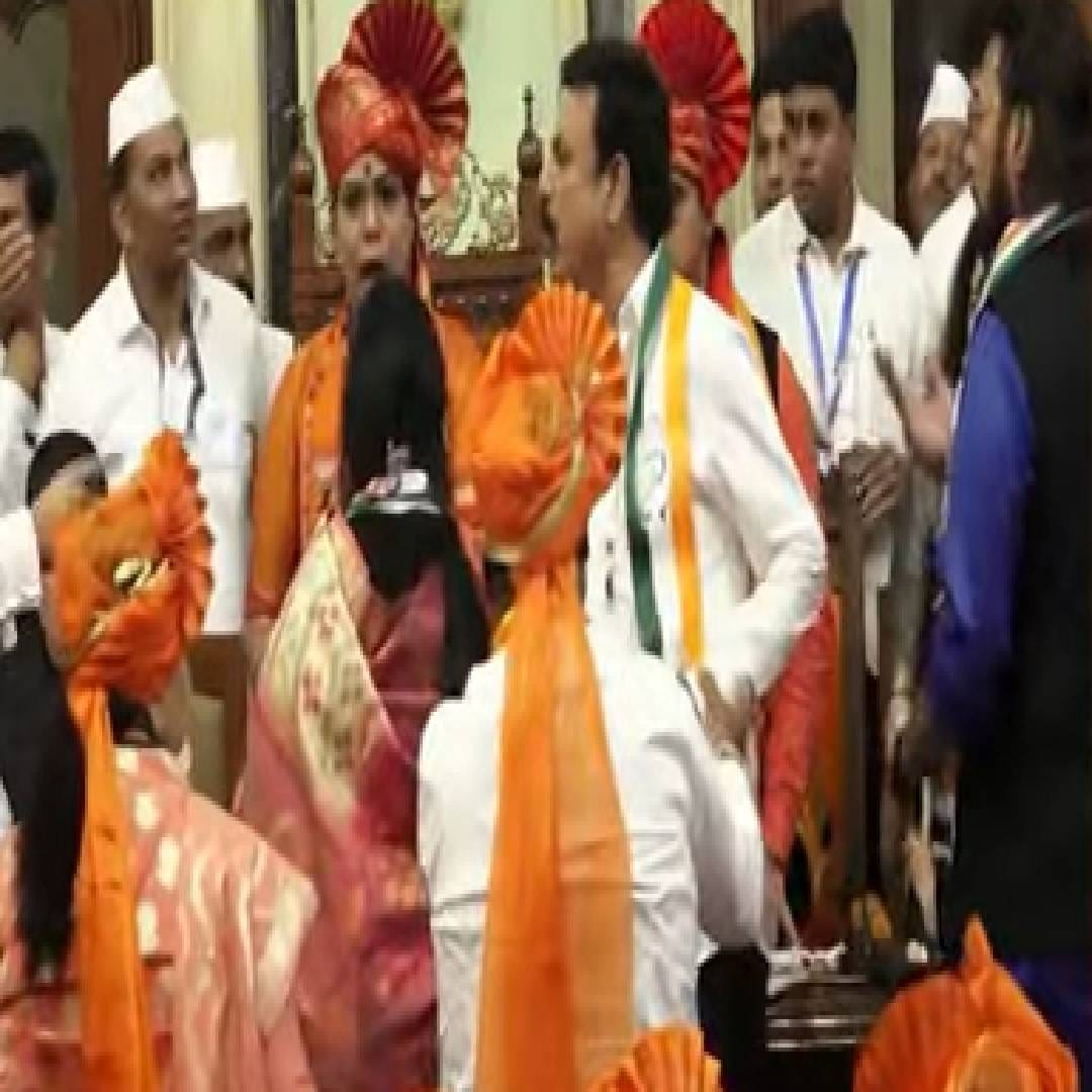 मुंबई महापालिका निवडणूक भाजप-शिवसेनेने युती म्हणून लढवली होती. महापालिकेत भाजपचे सर्वाधिक 89 आणि एकनाथ शिंदे यांच्या शिवसेनेचे 29 नगरसेवक आहेत. दोघांचं मिळून संख्याबळ 118 आहे. बहुमतापेक्षा चार जागा जास्त आहेत. 