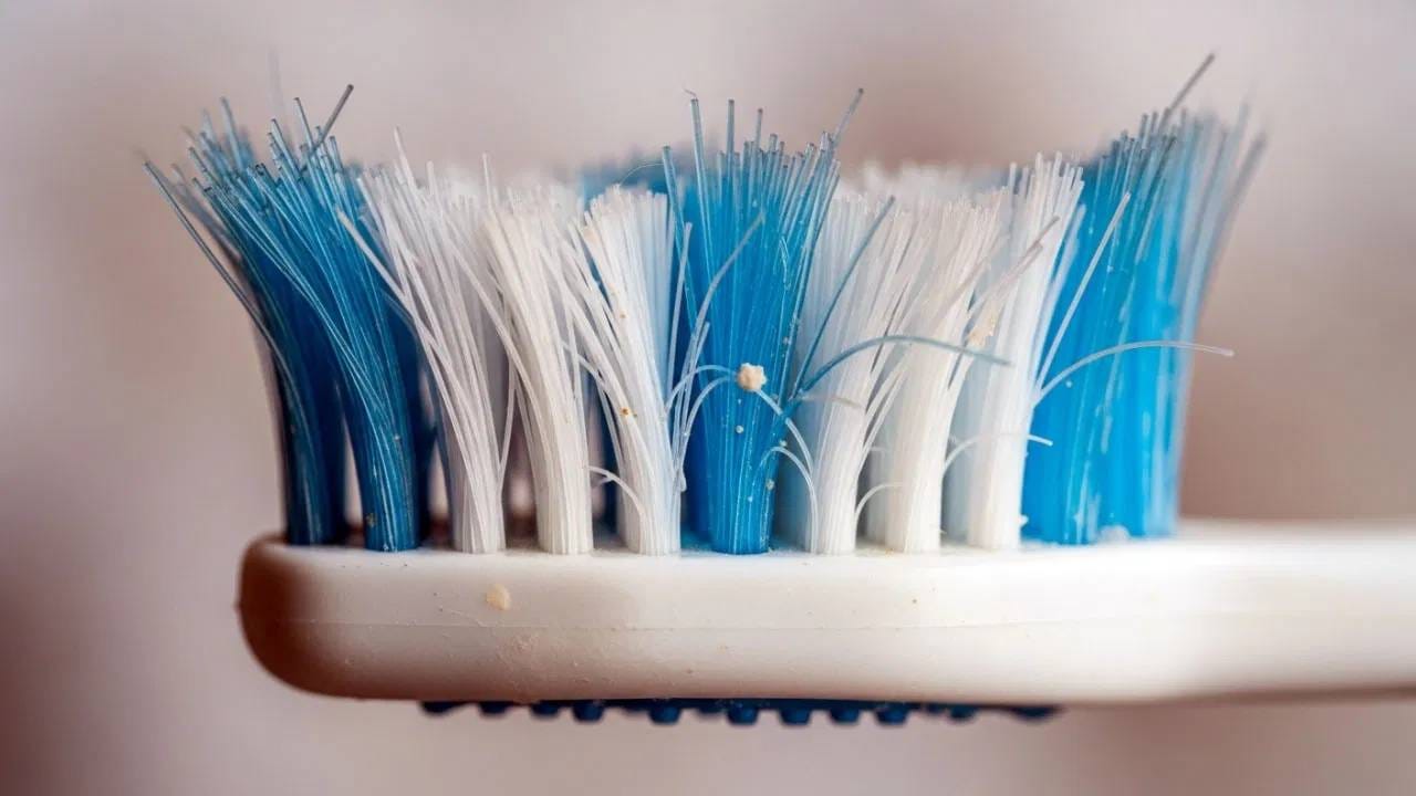 तुमचा टूथब्रश किती वेळा बदलावा ?: दंत तज्ञांच्या मते, सुमारे 3 महिन्यांनी टूथब्रश बदलला पाहिजे. दीर्घकाळ वापरल्याने ब्रशचे ब्रिसल्स सैल होऊ शकतात.