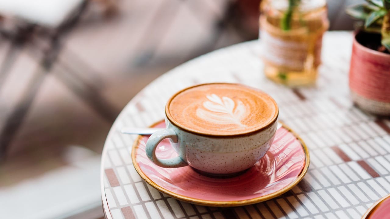 अनेकांना दुपारच्या किंवा रात्रीच्या जेवणानंतर वाफाळलेला चहा किंवा कॉफी पिण्याची सवय असते. काहींच्या मते यामुळे अन्न पचायला मदत होते, तर काहींना जेवणानंतर येणारी सुस्ती घालवण्यासाठी हे पेय हवे असते. मात्र, वैद्यकीय शास्त्रानुसार ही सवय तुमच्या आरोग्यासाठी धोकादायक ठरू शकते.