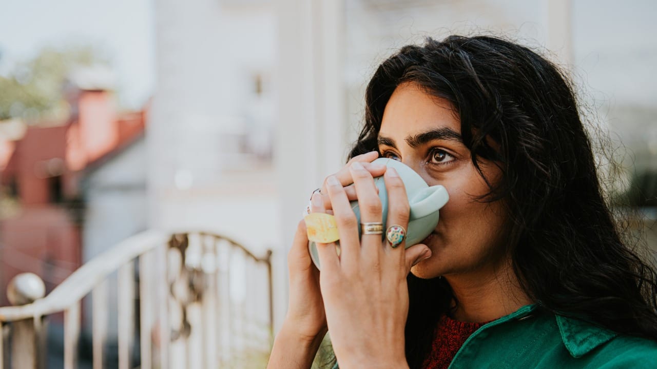 चहा प्यायल्यानंतर लगेच पाणी प्यायल्याने पचनक्रिया मंदावते. यामुळे गॅस, ॲसिडिटी किंवा पोट फुगल्यासारखे वाटू शकते. चहातील कॅफिन आणि त्यानंतर आलेले पाणी शरीरातील चयापचय क्रियेत अडथळा निर्माण करते.