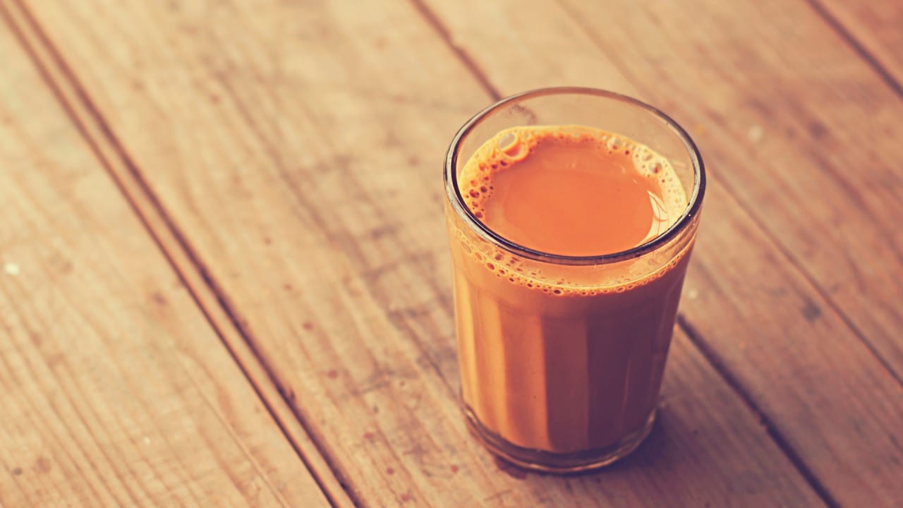 विशेषतः शाकाहारी लोकांसाठी हे अधिक नुकसानकारक आहे. चहा आणि कॉफीमध्ये असलेले कॅफिन पोटातील ॲसिडचे प्रमाण वाढवते. जेवणानंतर लगेच चहा घेतल्याने छातीत जळजळ होऊ शकते.