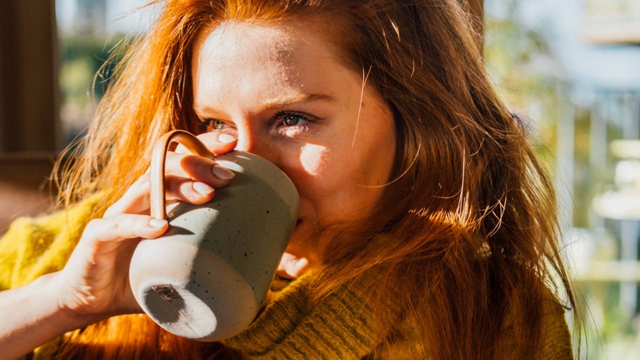 चहा पिण्यापूर्वी पाणी पिणे केव्हाही चांगले असते. मात्र, जर तुम्हाला चहा प्यायल्यानंतर पाणी प्यायचेच असेल, तर किमान २० ते ३० मिनिटांचे अंतर ठेवावे.