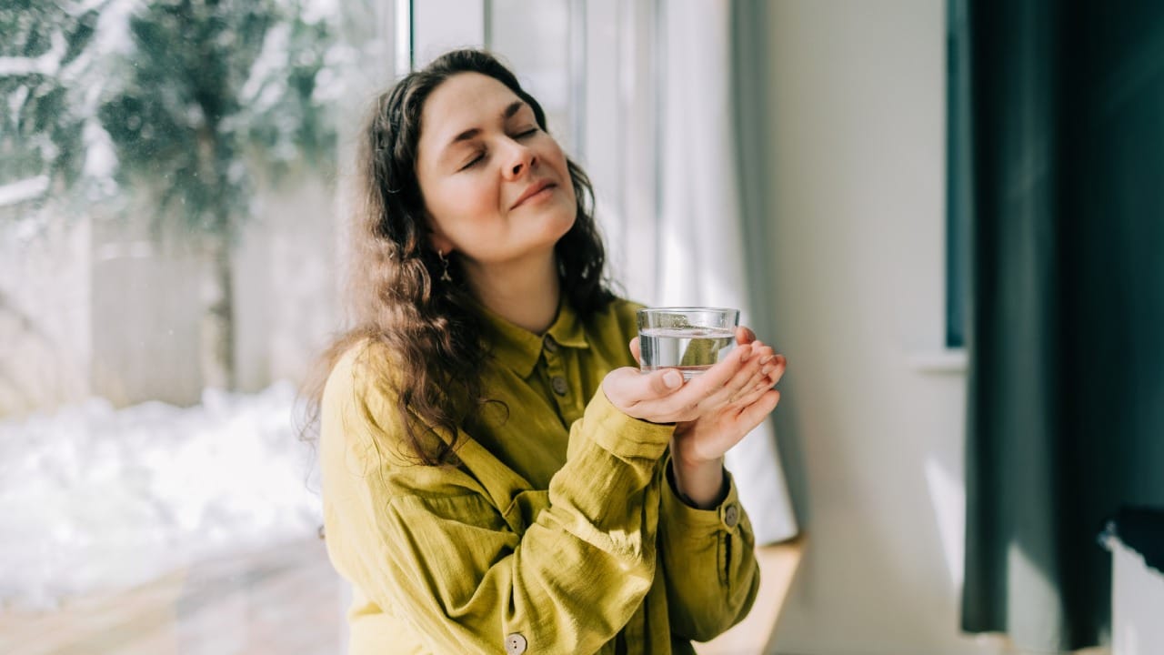 काही प्रकरणांमध्ये, विशेषतः उन्हाळ्यात, गरम चहा आणि लगेच थंड पाणी घेतल्याने शरीरातील उष्णता वाढते आणि नाकातून रक्त येण्याची (Nose bleeding) समस्या उद्भवू शकते.