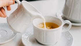 जेवल्यानंतर सुस्ती उडवण्यासाठी चहा किंवा कॉफी पिणे योग्य की अयोग्य?.