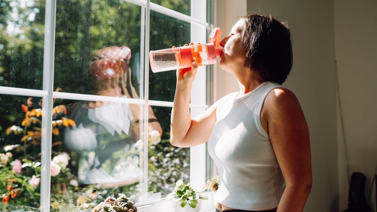 मात्र, अनेकांना चहा प्यायल्यानंतर लगेच पाणी पिण्याची सवय असते. जर तुम्हालाही ही सवय असेल, तर ही बातमी तुमच्यासाठी महत्त्वाची आहे. आरोग्य तज्ज्ञांच्या मते, गरम चहानंतर लगेच थंड पाणी प्यायल्याने शरीरावर त्याचे गंभीर परिणाम होऊ शकतात.