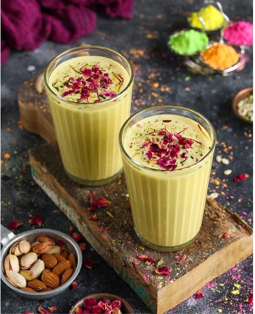 ठंडाई (उत्तर प्रदेश, राजस्थान, महाराष्ट्र): ठंडाई एक मसालेदार दूधाचे ड्रिंक असून पारंपारिक रुपाने सणासुदीसाठी सादर केले जाते. बदाम, बडीसौफ, इलायची आणि गुलाबाच्या पाकळ्या तयार होणार ठंडाई हे पेय रिफ्रेशिंग आणि आरोग्यदायी देखील असते. काही भागात यात भांग देखील मिस्क केली जाते. 