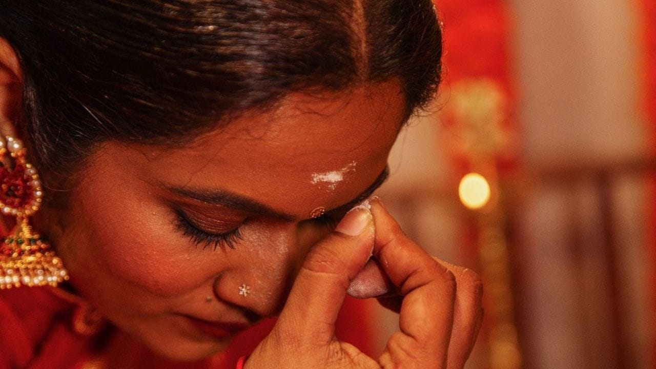 गुरुवार हा दिवस गुरु ग्रहाशी संबंधित आहे. गुरुवारी हळद किंवा केशर मिश्रित पांढऱ्या चंदनाचा टिळक लावावा. यामुळे मानसिक प्रसन्नता मिळते. तसेच सकारात्मक विचार वाढतात. तसेच सुख-समृद्धीसाठी शुक्रवारी लाल चंदन किंवा सिंदूर लावावे. यामुळे तणाव कमी होतो आणि देवी लक्ष्मीची कृपा प्राप्त होते.