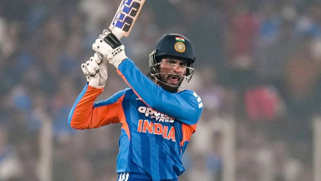 मॅच जिंकलो असलो,तरी काही धोके अजूनही कायम आहेत. सर्वप्रथम आपण टीम इंडियाच्या प्लस साइड जमेच्या बाजू आहेत, त्या पाहू. इशान किशनच्या 20 चेंडूत (53) धावा, तिलक वर्माच्या 19 चेंडूत (45) रन्स, सूर्यकुमार यादव (30), अक्षर पटेल (35) धावा. टीमच्या फलंदाजांनी आपली भूमिका चोख बजावली. 