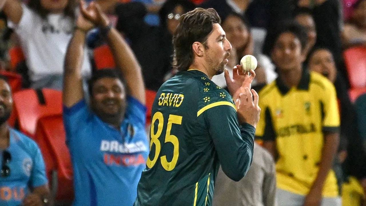 टिम डेविडच्या हॅमस्ट्रिंग दुखापतीचा सामना करतोय. तसा तो फिट आहे पण आयर्लंड विरुद्ध पहिल्या सामन्याआधी त्याला रेस्ट देण्याचा प्लान आहे. ऑस्ट्रेलियाची टीम पहिल्या सामन्यात आपली मजबूत प्लेइंग इलेव्हन उतरवू शकणार नाही.(PC-PTI)