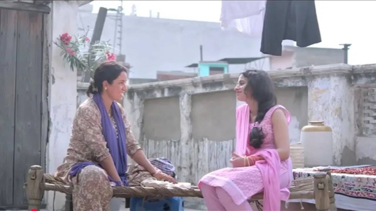 'चटनी'ला आयएमडीबीवर 7.7 अशी उत्तम रेटिंग मिळाली आहे. या खतरनाक शॉर्ट फिल्मचा प्रत्येक सीन सस्पेन्सने परिपूर्ण आहे. कथेची सुरुवात एका पार्टीने होते, जिथे पती-पत्नी मिळून जातात आणि याच पार्टीत पती एका शेजारच्या महिलेकडे आकर्षित होतो. हे पाहून पत्नी दुसऱ्याच दिवशी त्या महिलेला घरी बोलावते. 
