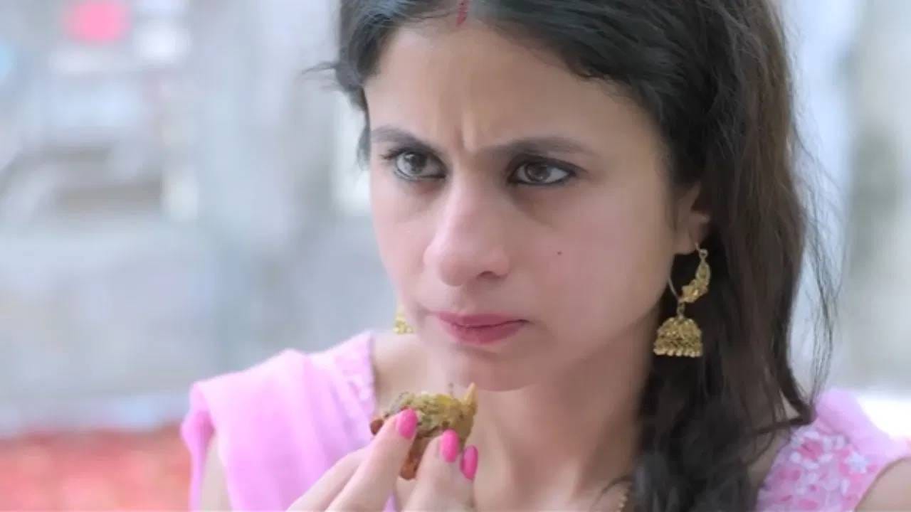 घरी बोलावल्यानंतर बनीता तिला भजीसोबत चटणी खायला देते. ते त्या महिलेला खूपच स्वादिष्ट आणि रुचकर वाटतात. त्यानंतर बनीता जी कथा सांगते, ते ऐकून तुम्हालाही धक्का बसेल. जर तुमच्याकडे वेळ कमी असेल आणि काहीतरी दमदार पहायचं असेल, तर 'चटनी' ही शॉर्ट फिल्म आवर्जून पहा. 
