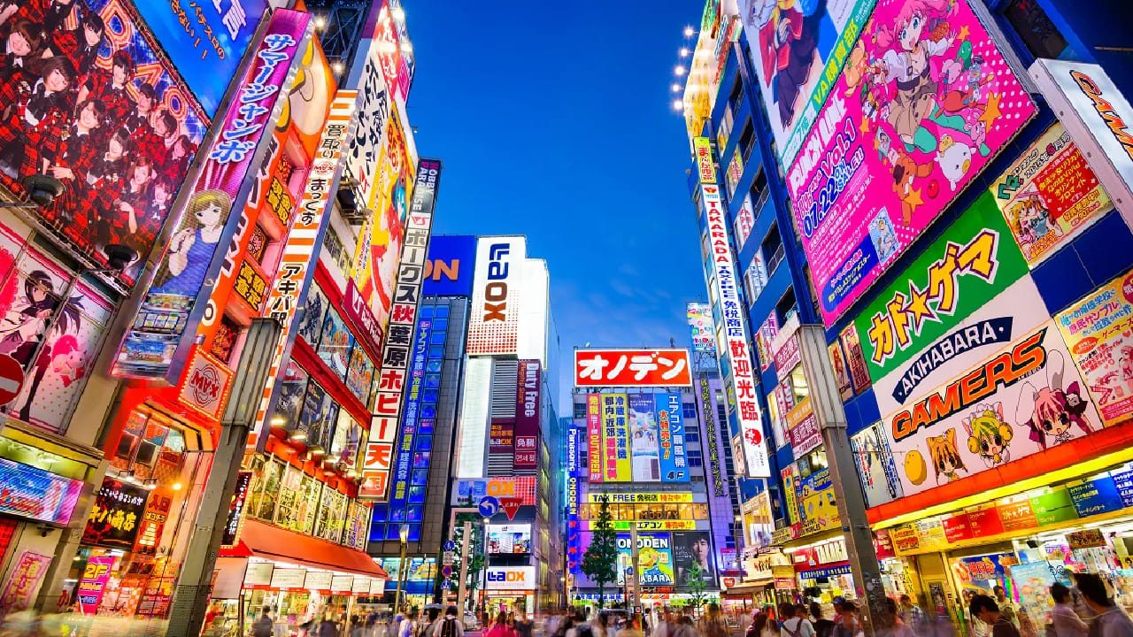 जर तुम्हाला प्राचीन संस्कृती आणि भविष्यकालीन तंत्रज्ञान एकाच ठिकाणी पाहायचे असेल तर जपान हा उत्तम पर्याय आहे. राजधानी टोक्यो हे अत्याधुनिक शहर असले तरी येथे पारंपरिक चहा समारंभ, मंदिरे आणि सांस्कृतिक कार्यक्रमांचा आनंद घेता येतो.