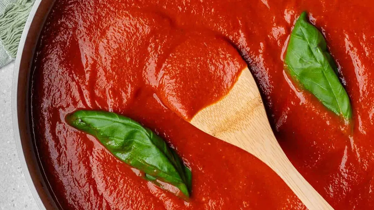 डॉक्टरांच्या मते टॉमेटो सॉस देखील शरीरासाठी घातक असतो. पराठा किंवा इतर पदार्थांसोबत अनेकजण सॉस खातात. सॉसमध्ये 'नो एडेड शुगर' असा दावा केला जातो, पण हा दावा फसवा आहे. सर्व सॉसमध्ये साखर मिसळलेली असते. फक्त १ चमचा सॉस खाल्लात तरी तुम्ही १ चमचा साखर शरीरात घालत आहात.