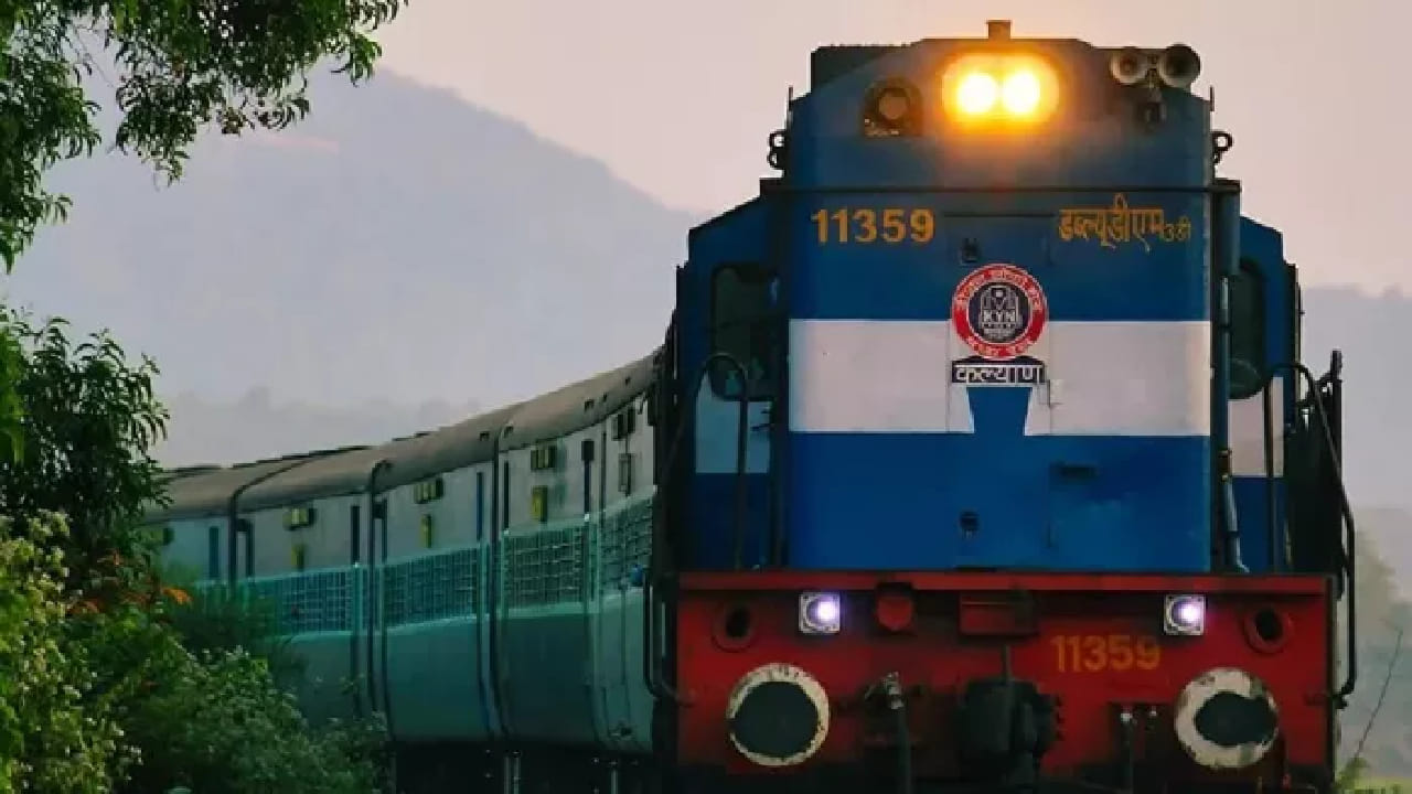 रेल्वेने तत्काल तिकिटांमधील गैरप्रकार रोखण्यासाठी आधार कार्ड बंधनकारक केलं आहे. IRCTC वेबसाइट किंवा अ‍ॅपवरून तिकीट बुक करण्यासाठी IRCTC खाते आधारशी लिंक असणं आवश्यक आहे. ज्यांचं आधार व्हेरिफिकेशन पूर्ण झालेलं नाही ते तत्काल तिकीट बुक करू शकणार नाहीत. 