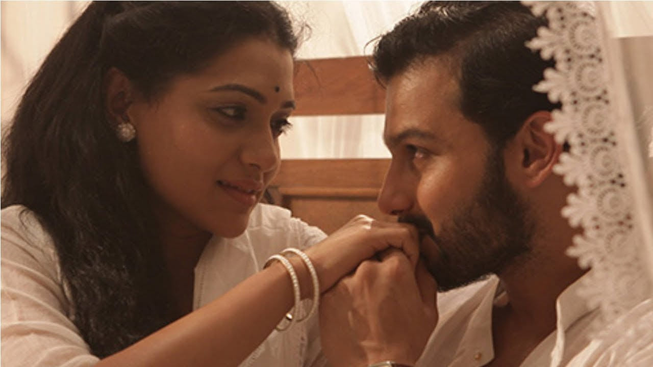 क्यूट कपल म्हणून ओळखले जाणारे उर्मिला कोठारे आणि आदिनाथ कोठारे यांनी अनवट या चित्रपटात ऑनस्क्रीन रोमान्स साकारला. यामध्ये त्यांचा किसिंग सीनही होता. तसेच शुभ मंगल सावधान या चित्रपटातही दोघांनी रोमान्सची झलक दाखवली होती.