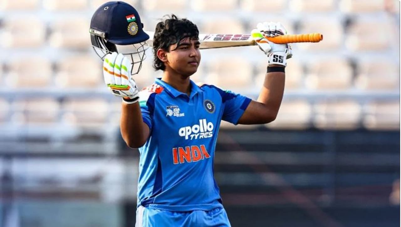 सध्या टी-20 विश्वचषक स्पर्धेची सगळीकडे चर्चा आहे. या स्पर्धेत भारतीय संघाचे फलंदाज धावांचा पाऊस पाडताना दिसत आहेत. ही स्पर्धा संपल्यानंतर भारतात आयपीएलला सुरुवात होणार आहे. याच स्पर्धेआधी क्रिकेट वैभव सूर्यवंशीने मैदानावर धावांचा अक्षरश: पाऊस पाडला आहे.