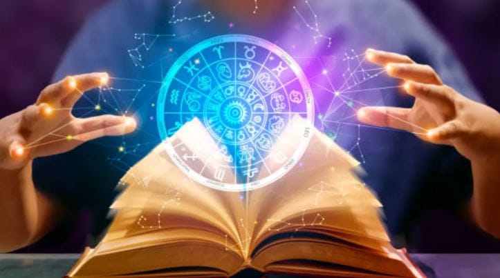 सूर्यदेवाच्या गोचरमुळे मेष वृषभ, मिथून, तुल, धुन राशीच्या लोकांचा फायदा होणार आहे. या राशीच्या लोकांच्या आयुष्यात प्रगती होण्याची शक्यता आहे. काही लोकांनी मात्र संयम आणि समजदारीने काम करण्याची गरज आहे. 