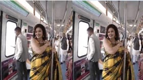 वर्षा उसगांवकर यांचा चक्क मेट्रोमध्ये रॅम्प वॉक; फोटो व्हायरल.