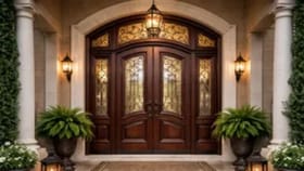 घराच्या मुख्य प्रवेशद्वारावर या 3 वस्तू असाव्यातच, तिजोरी पैशांनी भरेल.