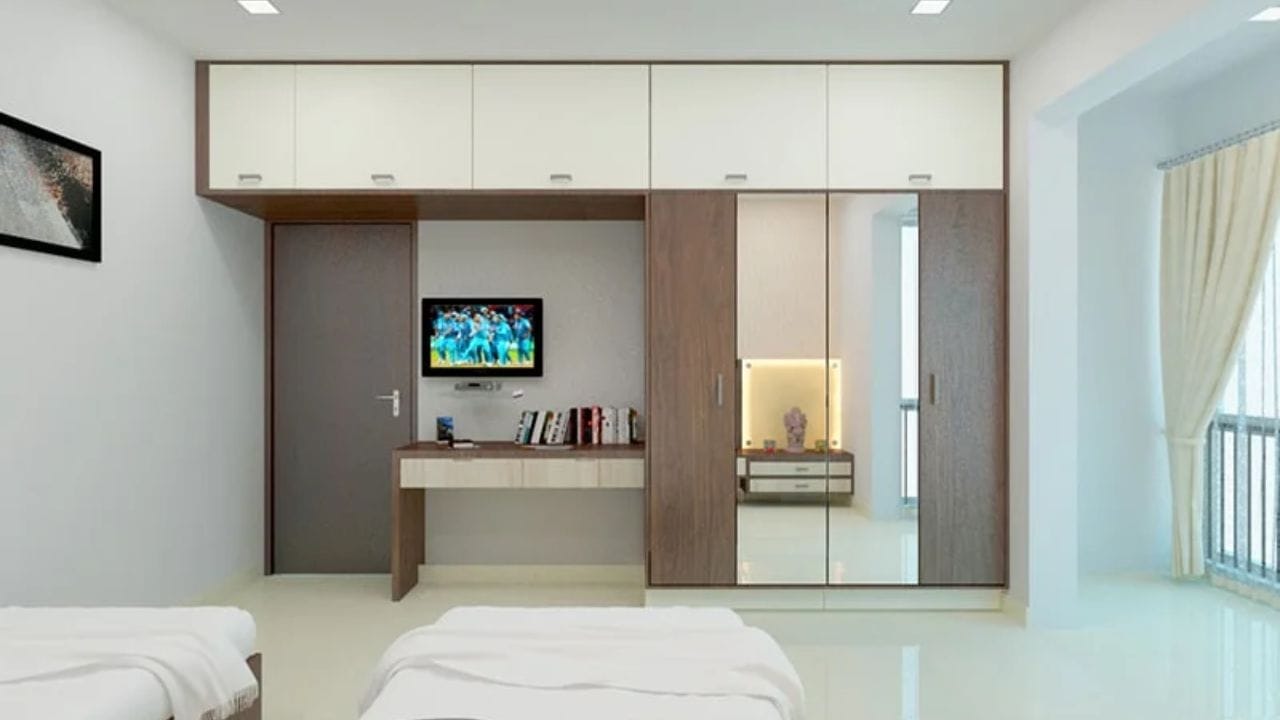 अनेकदा घरातील अपुऱ्या जागेमुळे किंवा सोय म्हणून आपण कपाटावर पुस्तके, जुने कपडे, बॅगा आणि अनावश्यक गोष्टी साठवून ठेवतो. वास्तुशास्त्रानुसार या सवयीमुळे घरातील सकारात्मक उर्जेवर परिणाम होतो. तसेच यामुळे हळूहळू विविध समस्या निर्माण होतात.