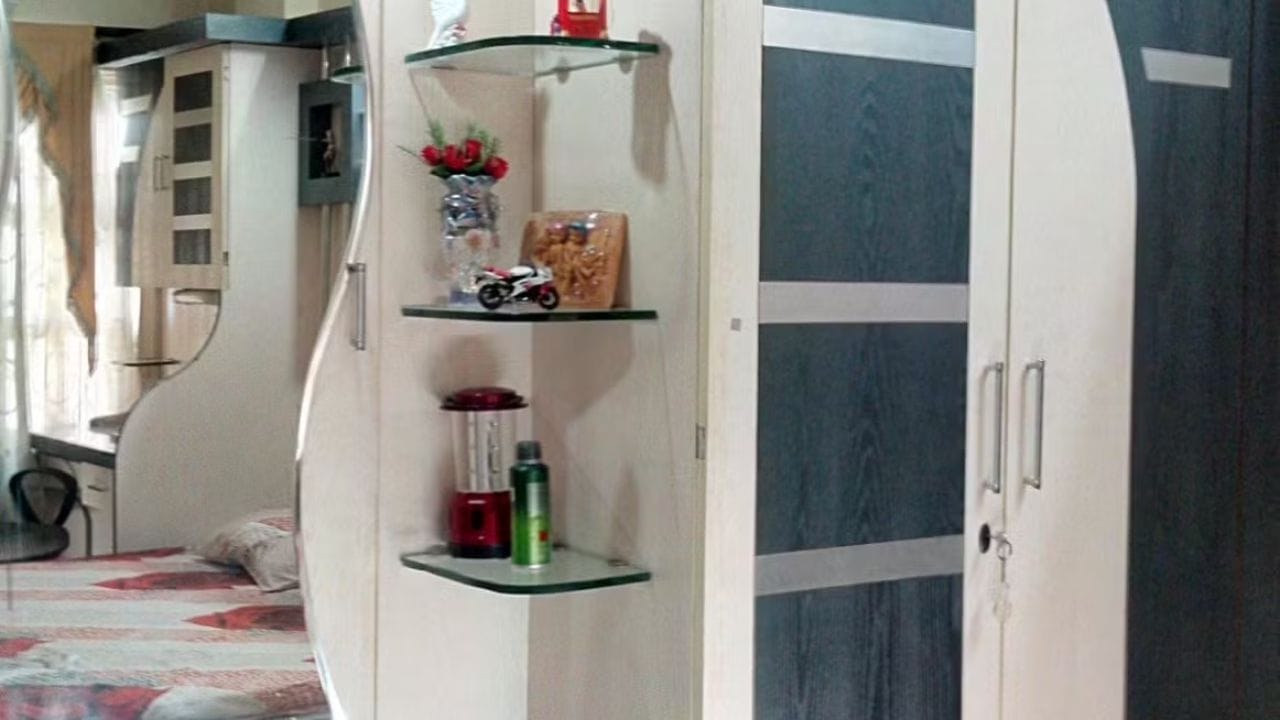 घरातील कपाटावर विविध सामान ठेवल्याने घरांमधील व्यक्तींना किरकोळ आणि मोठे आजार वारंवार होतात. तसेच घरातील कुटुंबप्रमुखाच्या दैनंदिन आयुष्यावरही याचा परिणाम होतो.