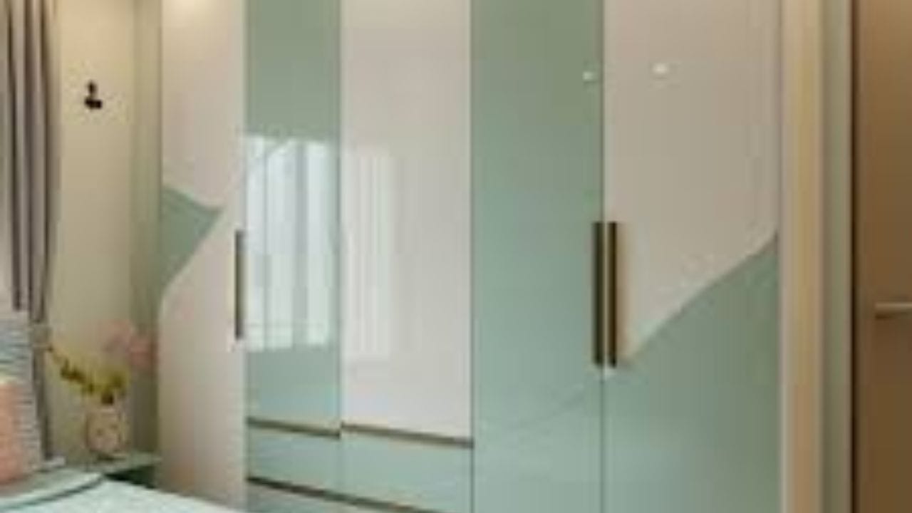 घरातील कपाटावर जर सामान असेल तर त्यामुळे पैशाच्या प्रवाहात अडथळा निर्माण होतो. त्या व्यक्तींच्या घरात पैसा येतो, पण तो टिकत नाही. ज्यामुळे अनावश्यक खर्च वाढतो. वास्तुशास्त्रानुसार या गोष्टीमुळे देवी लक्ष्मी नाराज होऊ शकते. ज्यामुळे घराची समृद्धी मंदावते.