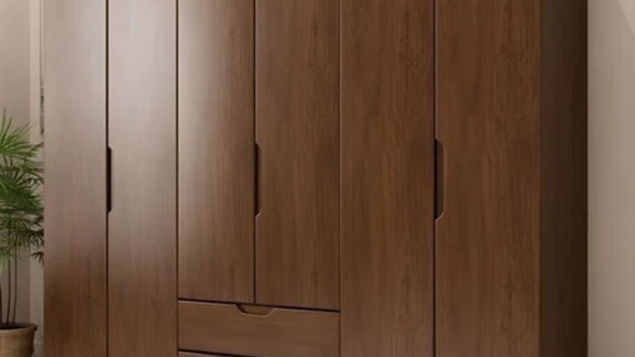 जेव्हा कपाटावर आपण भारदस्त वस्तू ठेवतो, त्यामुळे घरात राहणाऱ्या सदस्यांमध्ये अनेकदा अस्वस्थता, ताणतणाव निर्माण होतो. तसेच कोणताही निर्णय घेण्यास त्यांना विलंब होतो. याचा परिणाम केवळ मानसिक स्थितीवरच नाही तर आरोग्यावरही होतो.