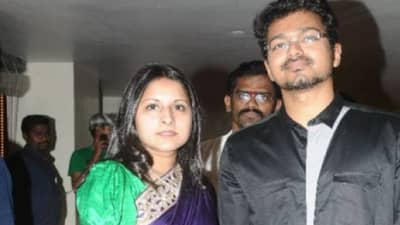 Thalapati Vijay Wife : ऑटोग्राफ घ्यायला आली आणि बायको बनली... विजय याची पत्नी संगीता आहे तरी कोण ? कशी सुरू झाली Love Story ?