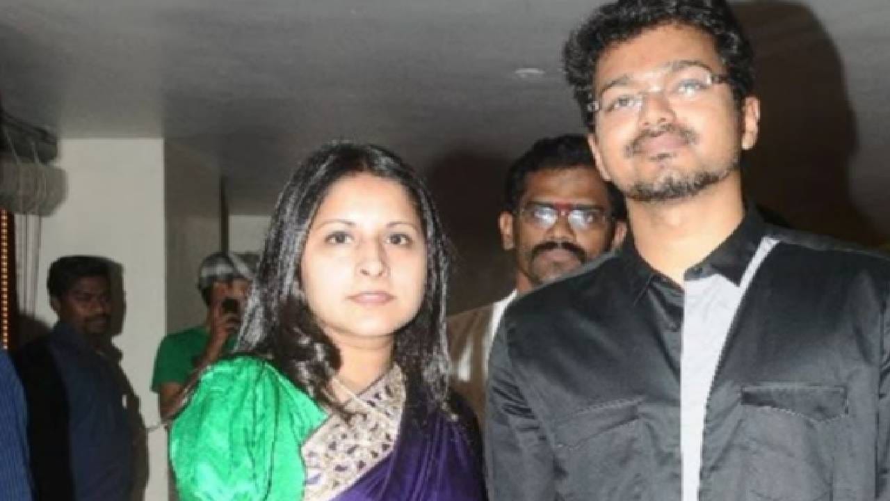 Thalapati Vijay Wife : ऑटोग्राफ घ्यायला आली आणि बायको बनली... विजय याची पत्नी संगीता आहे तरी कोण ? कशी सुरू झाली Love Story ? Thalapati Vijay Wife : ऑटोग्राफ घ्यायला आली आणि बायको बनली... विजय याची पत्नी संगीता आहे तरी कोण ? कशी सुरू झाली Love Story ?
