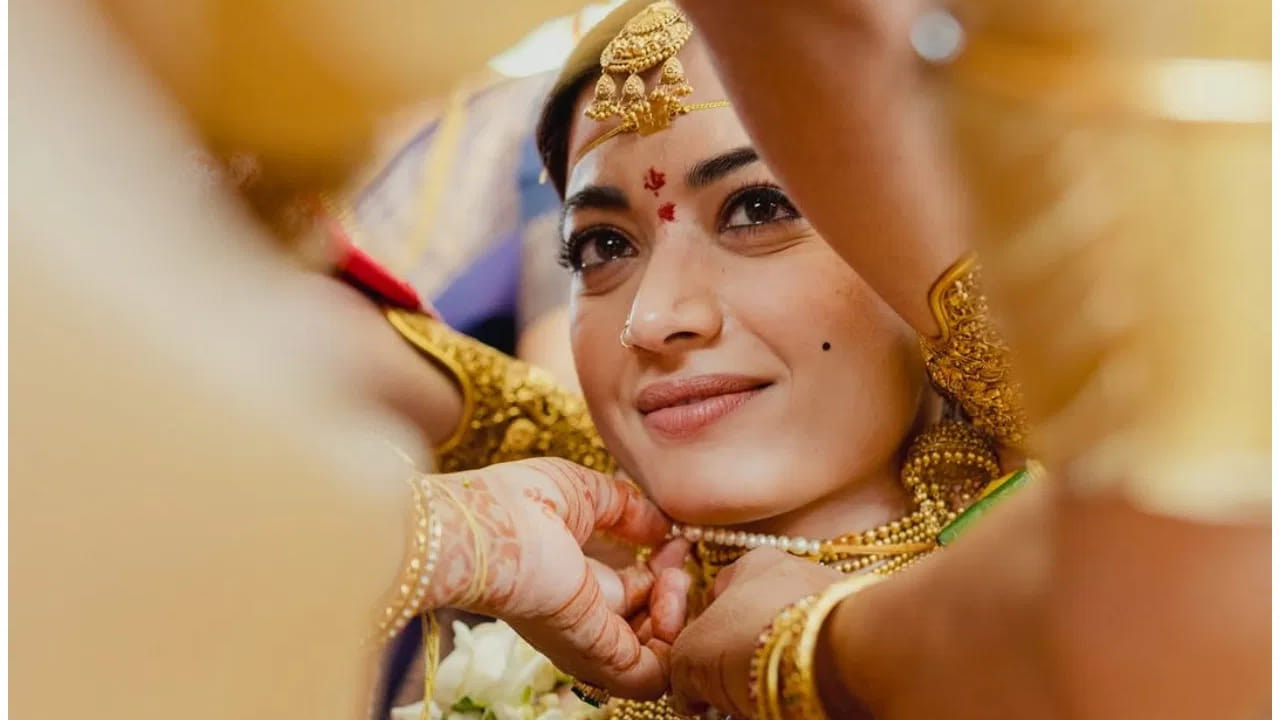 लग्नसोहळा अत्यंत खासगी स्वरूपाचा ठेवण्यात आला होता. फक्त जवळचे नातेवाईक आणि काही मोजके पाहुण्याच्या उपस्थितीत विधी पार पडले. पारंपरिक वेशभूषेत सजलेल्या रश्मिका हळदी-कुंकवाच्या विधींपासून ते मंगलाष्टकांपर्यंत प्रत्येक क्षणात खुलून दिसत होती.