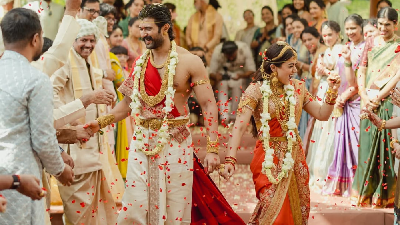 मनोरंजनसृष्टीतील लोकप्रिय स्टार जोडी रश्मिका मंदाना आणि विजय देवरकोंडा हे 26 फेब्रुवारी रोजी राजस्थानमध्ये विवाहबंधनात अडकले. चाहत्यांमध्ये प्रचंड उत्सुकता असलेल्या या विवाहसोहळ्याचा थाट उदयपूरमध्ये पाहायला मिळाला.