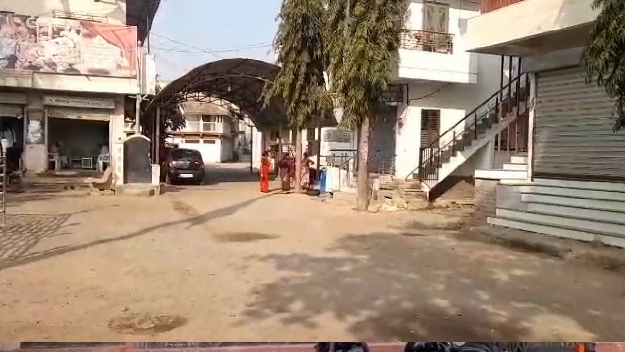 तसेच, आराई गावात ग्रामसभा घेऊन अशा अफवा पसरविणाऱ्यांवर पोलिसांच्या माध्यमातून कठोर कारवाई करण्याचा इशारा देण्यात आला आहे. एकूणच, पडताळणी केल्यावर बागलाण तालुक्यातल सोशल मीडियावर व्हायरल होत असलेला  हा ‘भूताचा व्हिडीओ व फोटो' पूर्णपणे खोटा आणि अफवा पसरवणारा असल्याचे स्पष्ट झाले आहे.