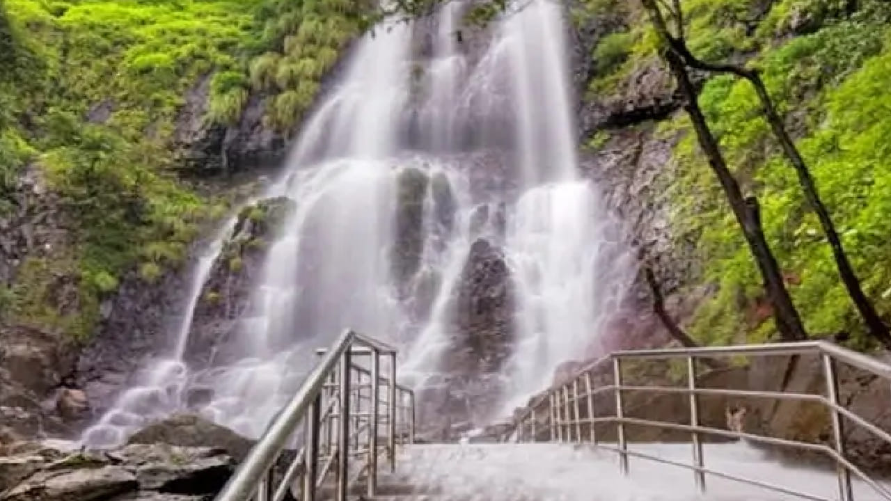 फक्त निसर्गसौंदर्यच नाही तर अंबोलीमध्ये अनेक पर्याय उपलब्ध आहेत. येथे तुम्ही ट्रेकिंग, पॅराग्लायडिंग, सायकलिंग यांसारख्या विविध साहसी उपक्रमांचा मनमुराद आनंद घेऊ शकता. थंड आणि ताज्या हवेमुळे या सर्व गोष्टींचा अनुभव अधिकच रोमांचक ठरतो.