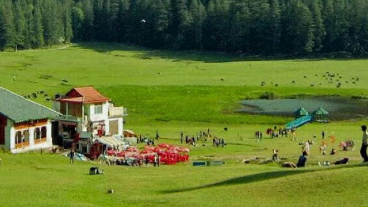 हे हिल स्टेशन घनदाट जंगलं, हिरवीगार चहाची मळे आणि नयनरम्य धबधब्यांसाठी विशेष प्रसिद्ध आहे. पावसाळ्यात येथे असंख्य धबधबे प्रवाही होतात, जे पाहण्यासाठी पर्यटकांची मोठी गर्दी होते. निसर्गप्रेमी आणि फोटोग्राफीचा छंद असणाऱ्यांसाठी अंबोली म्हणजे जणू स्वर्गच आहे.