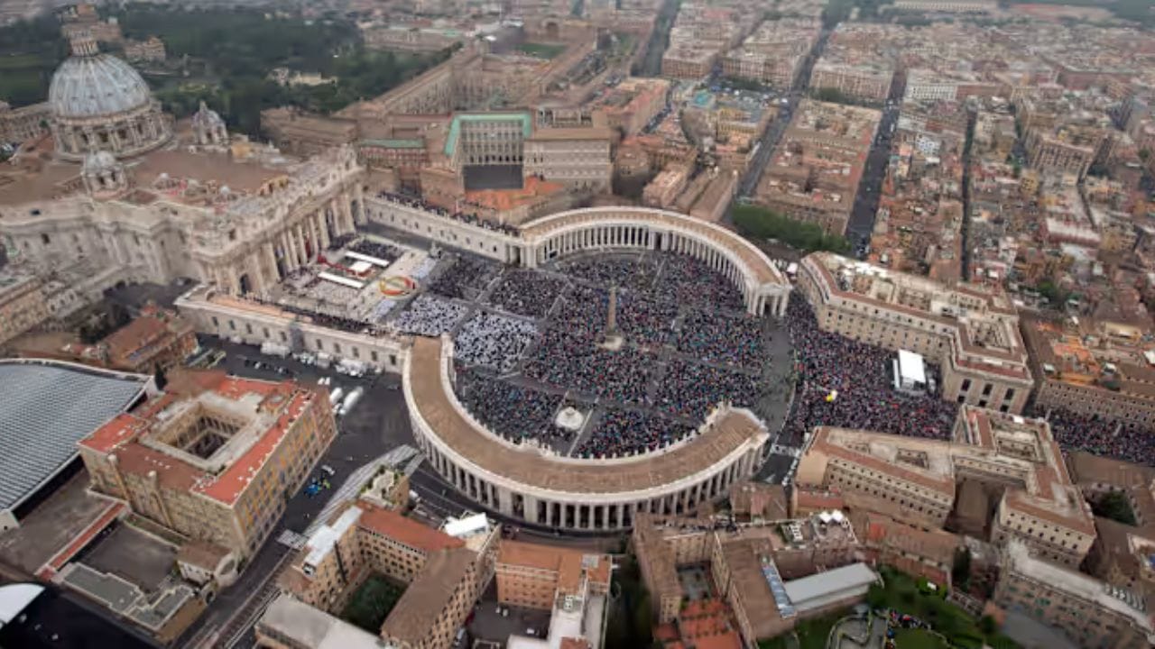'व्हेटिकन सिटी' हा तो देश आहे,जेथे एकही मुस्लीम नागरिक तुम्हाला सापडणार नाही. हे ऐकून तुम्हाला आश्चर्याचा धक्का बसेल. परंतू या मागचे कारण समजले तर तुम्हाला खरी गोम कळेल. हा जगातील एकमेव देश आहे जेथे एक देखील मुस्लीम नागरिक नाही. इटलीमध्ये स्थित हा छोटासा देश आपली अनोखी लोकसंख्या आणि कायद्यामुळे नेहमी चर्चेत असतो. 