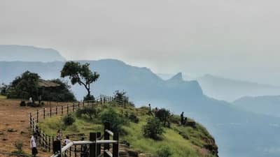 लोणावळा येथे ३९० फूट दरीत कोसळून १९ वर्षीय तरुणीचा मृत्यू , दहा तासांनी मृतदेह सापडला