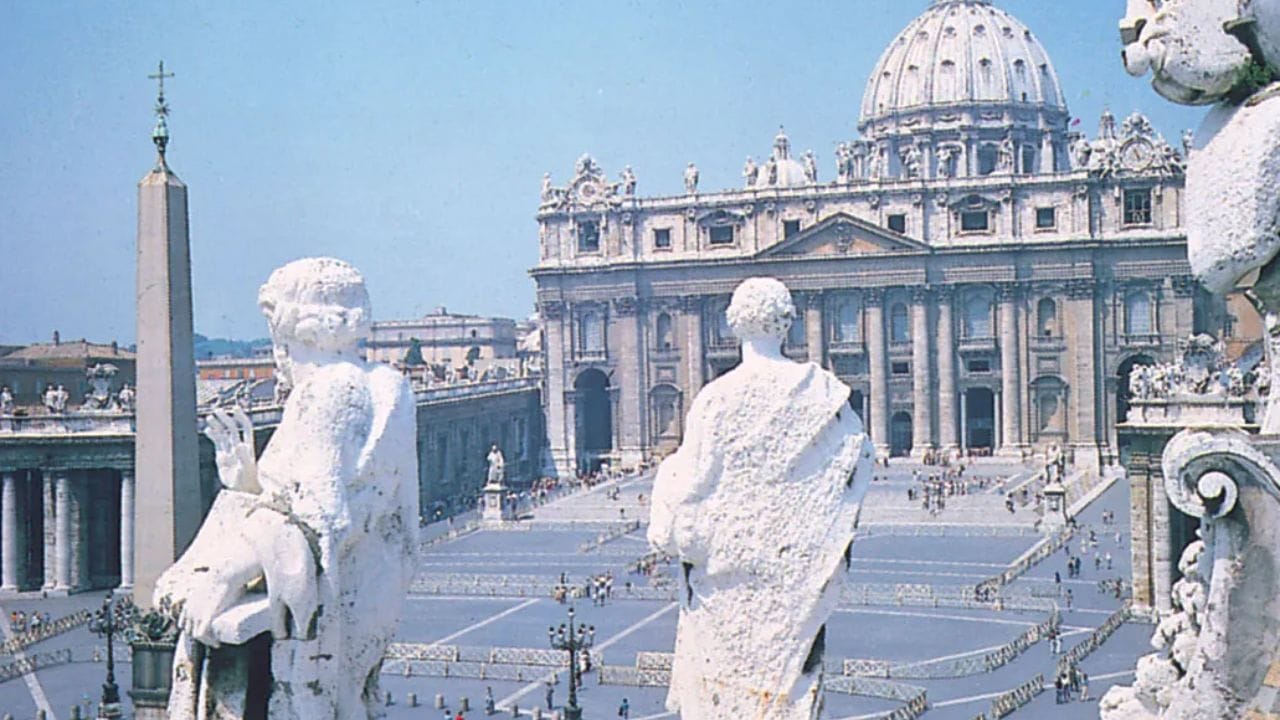 हा केवळ भ्रम आहे की व्हेटीकन सिटी पर्यटकांसाठी संपूर्ण खुली आहे. येथे दरवर्षी लाखो लोक येत असतात. ज्यात मुस्लीम पर्यटक, राजकीय अधिकारी आणि विद्वानांचा समावेश असतो. मुस्लीम देशांचे राजदूत पोपना भेटतात. आणि आंतरधार्मिक संवाद देखील होतो. येथे मस्जिद नसणे हे नागरिकत्व नियम आणि धार्मिक प्रशासकीय कारणांचा परिणाम आहे.