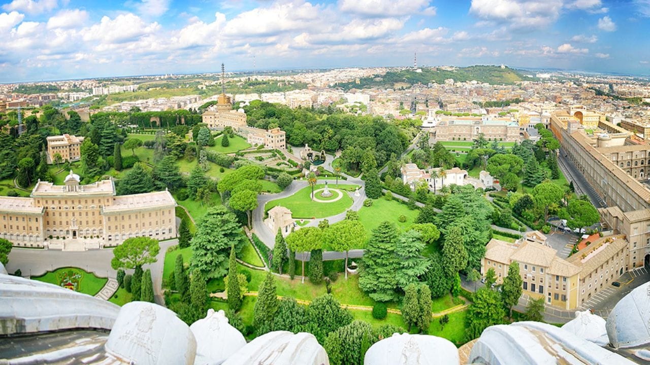 व्हेटिकन सिटीची अनोखे नागरिकत्व सिस्टीम यास जबाबदार आहे. व्हेटिकन सिटीत  नागरिकत्व जन्मामुळे मिळत नाही. येथे नागरिकत्व केवळ त्याच लोकांना मिळते जे चर्च वा व्हेटीकन प्रशासनासाठी काम करतात.जशी या नागरिकांची सेवा समाप्त होते तसेच त्यांचे नागरिकत्व संपते.त्यामुळे येथे स्थायी नागरी लोकसंख्या निर्माण होत नाही.स्वाभाविक रुपाने बहुतांश नागरिक कॅथलिक चर्चशी संबंधित आहेत. हेच कारण आहे की सरकारी रेकॉर्डनुसार येथे मुस्लीम नागरिक जवळपास नाहीतच..