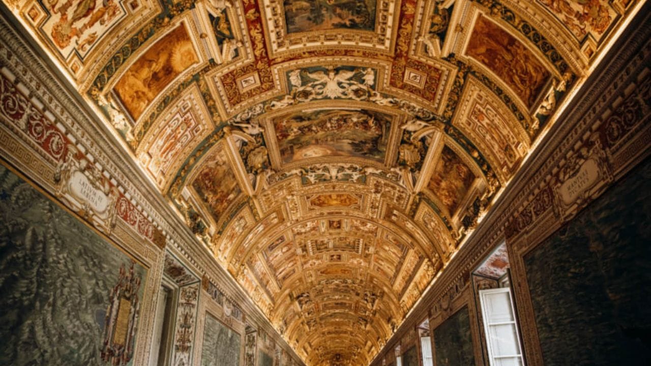 व्हेटिकन सिटी जगातील सर्वात छोटा स्वतंत्र देश आहे, जो इटलीची राजधानी रोमच्या मधोमध स्थित आहे. याचे क्षेत्रफळ केवळ ४९ हेक्टर आहे. हा रोमन कॅथलिक चर्चचे मुख्यालय आहे. आणि येथे पोपचे निवासस्थान आहे. येथे सुमारे ८०० लोक रहातात. ज्यात फादर, कार्डिनल, चर्च अधिकारी आणि सुरक्षेसाठी प्रसिद्ध स्विस गार्ड सामील आहे. सर्व सामान्य नागरिकांनासाठी हा कोणता सामान्य रहाण्यायोग्य देश नाही, हे एक धार्मिक प्रशासकीय केंद्र आहे. 