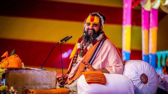 मोबाईलवर अश्लील कंटेन्ट पाहण्याचे व्यसन लागलंय, तर वेळीच व्हा सावध, राजेंद्र दास महाराज काय म्हणाले ? पाहा