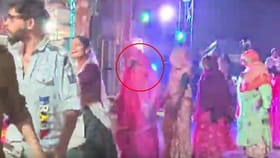 डेंजर पत्नी.. पतीच्या मृतदेहाशेजारीच केला मेकअप, बिअर पिऊन नाचली आणि...