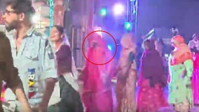 डेंजर पत्नी... पतीच्या मृतदेहा शेजारीच केला मेकअप, बिअर पिऊन नाचली आणि..