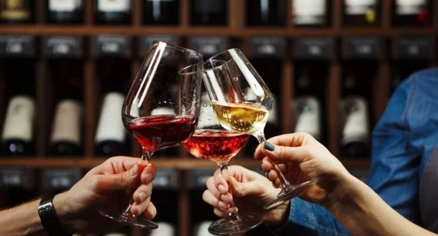 गेल्या कित्येक वर्षांपासून वाईन पिने हे आरोग्यासाठी चांगले असते, असे सांगितले जाते. रोड वाईनचा एक ग्लास पिल्यास त्याने हृदयाचे आरोग्य चांगले राहते, असा दावा सामान्य लोकांकडून हमखास केला जातो. परंतु खरंच यामध्ये काही तथ्य आहे का? हे जाणून घेऊ या..