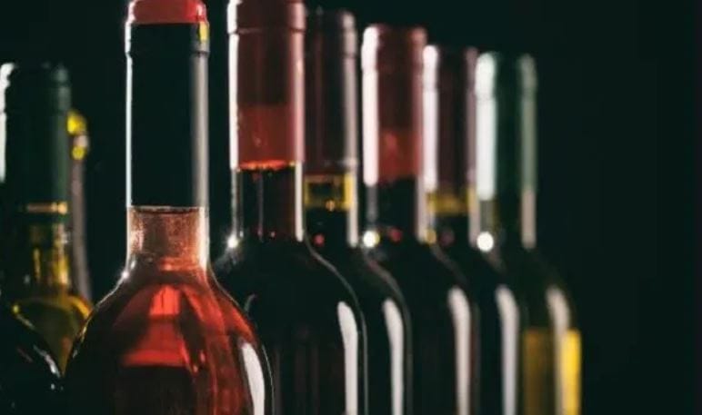 रेड वाईन पिल्याने हृदयाचे आरोग्य चांगले राहते, असा दावा केला जातो. परंतु मद्य प्राशन केल्याने तुमच्या आरोग्याला धोकादेखील पोहोचू शकतो. मद्यप्राशनामुळे यकृत खराब होते. तसेच अति मद्यपानामुळे रक्तदाब, हृदयाची धडधड, लठ्ठपणा असे आजार होण्याची शक्यता आहे. 