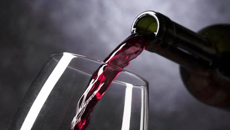 भारत-अमेरिका व्यापार कराराअंतर्त अमेरिक व्हिस्की आणि वाईन यांची भारतात आयात वाढावी यासाठी आयात शुल्कात कपात केल्याची चर्चा आहे. त्यामुळेच भारतातील व्हिस्की आणि वाईन निर्मिती करणाऱ्या कंपन्यांकडून चिंता व्यक्त केली जात आहे. ही चिंता किती योग्य आहे ते समजून घेऊ या.