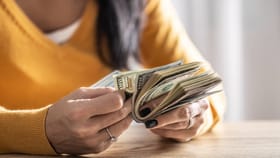 झटक्यात झाली श्रीमंत... एलन मस्कपेक्षा 1 लाख पट जास्त संपत्ती, कसं ?.