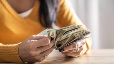 झटक्यात झाली श्रीमंत... एलन मस्कपेक्षा 1 लाख पट जास्त संपत्ती, जागतिक अर्थव्यवस्थाही फिकी; कसं घडलं?