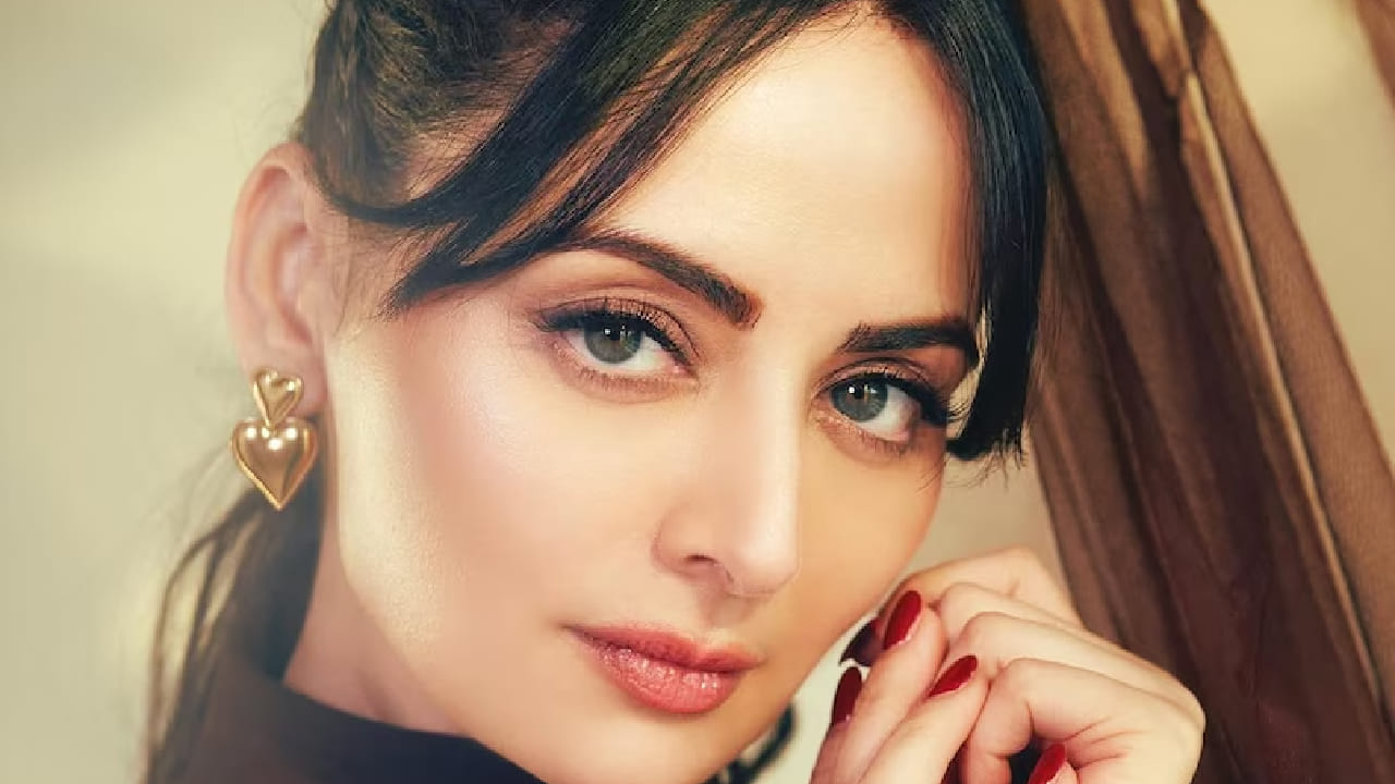 त्या छोट्याशा भूमिकेने प्रेक्षकांच्या मनात घर करणारी हीच चिमुकली आज ओटीटी विश्वातील एक ओळखीचं आणि लोकप्रिय नाव बनले आहे. ही अभिनेत्री म्हणजे जोया अफरोज.