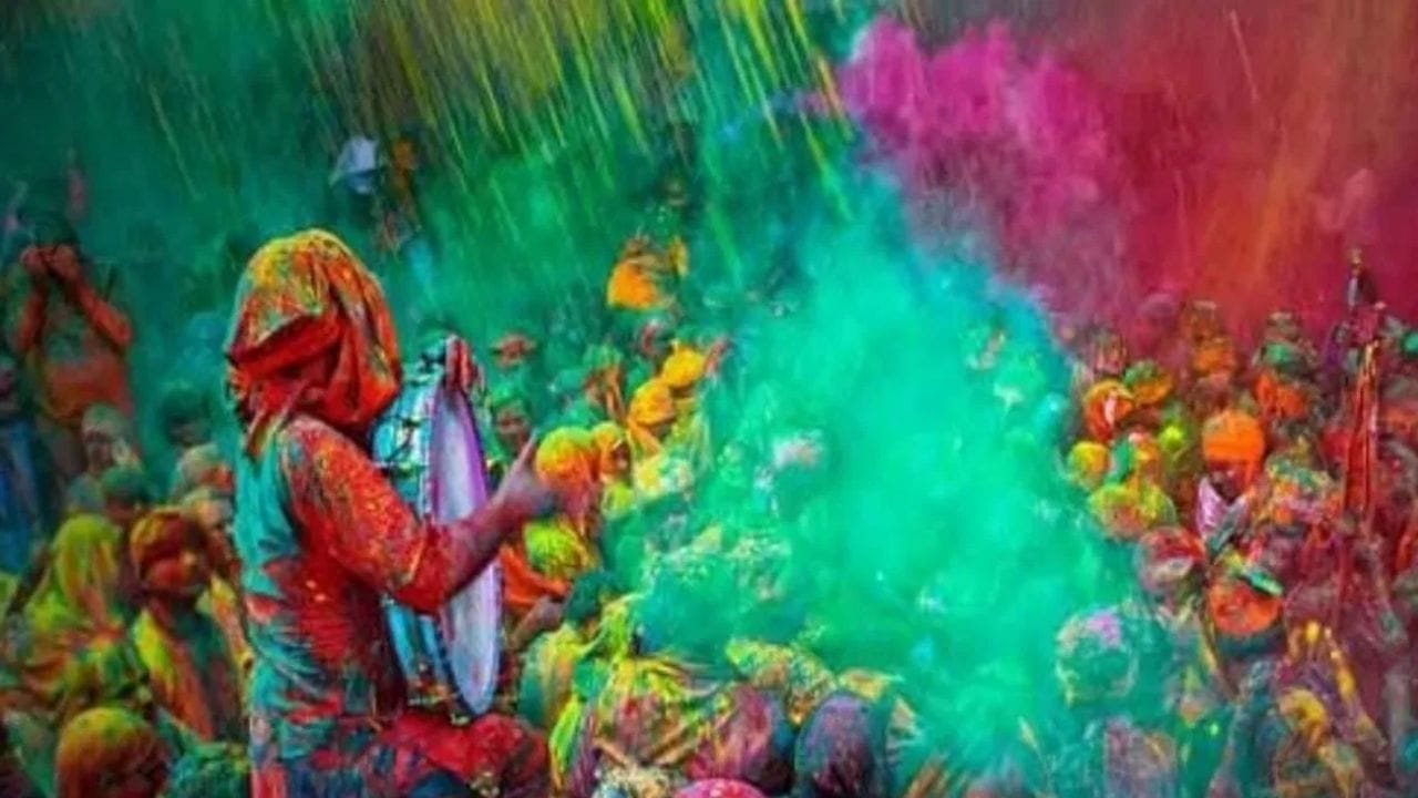 होळीच्या दुसऱ्या दिवशी धुलिवंदन मोठ्या उत्साहात साजरी केले जाते, हा रंगांचा उत्सव असतो, या दिवशी एकमेकांना रंग लावत आनंदोत्सोव साजरा केला जातो, आपल्या प्रियजनांना धुलिवंदनाच्या शुभेच्छा दिल्या जातात. 