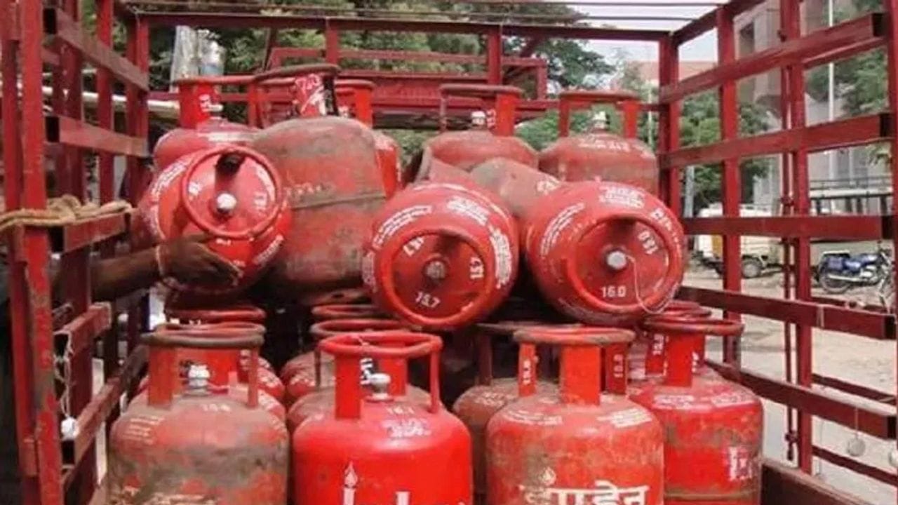 युद्धामुळे मध्य पूर्वेत मोठा तणाव निर्माण झाला आहे. मध्य पूर्वेत तणाव निर्माण झाल्यानं त्याचा फटका हा कच्चं तेल आणि नॅचरल गॅसच्या वाहतुकीला बसला आहे. युद्धामुळे गॅस आणि तेलाची वाहतूक बाधित झाल्यानं भारतासह अनेक देशांमध्ये सध्या गॅसचा तुटवडा जाणवत आहे.